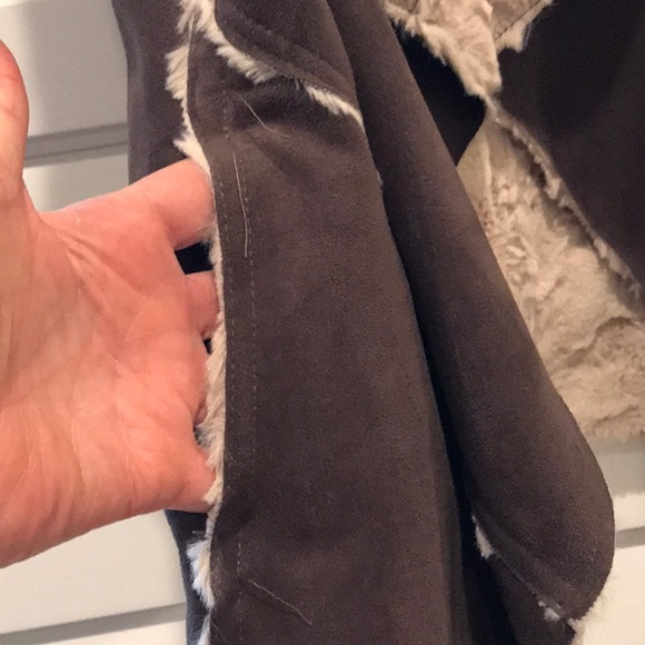 Faux Leather Sherpa Vest - Picture 3 of 4